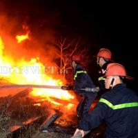 Tin tức trong ngày - 100 người quần nhau với giặc lửa trong đêm