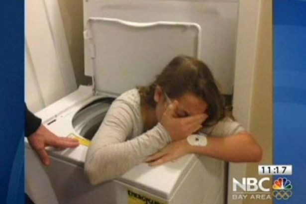 Cô bé bị mắc kẹt trong máy giặt - 1