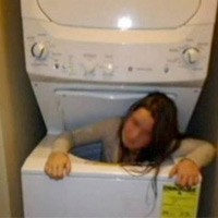 Phi thường - kỳ quặc - Cô bé bị mắc kẹt trong máy giặt