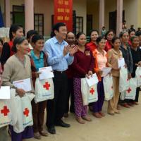 Tin tức trong ngày - Cách chức cán bộ xà xẻo quà của Chủ tịch nước