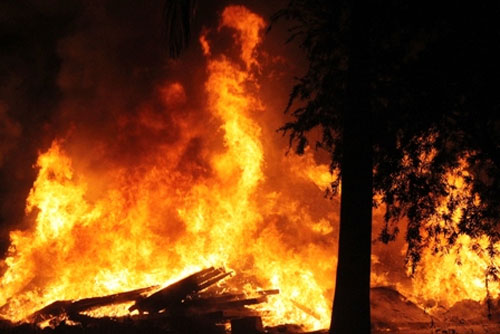 Cháy ở khu tuyển than: Do đổ xỉ than còn cháy - 1