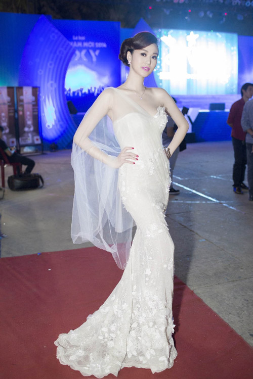 Xem kiều nữ Việt khoe khuôn ngực đẹp tuần qua - 13