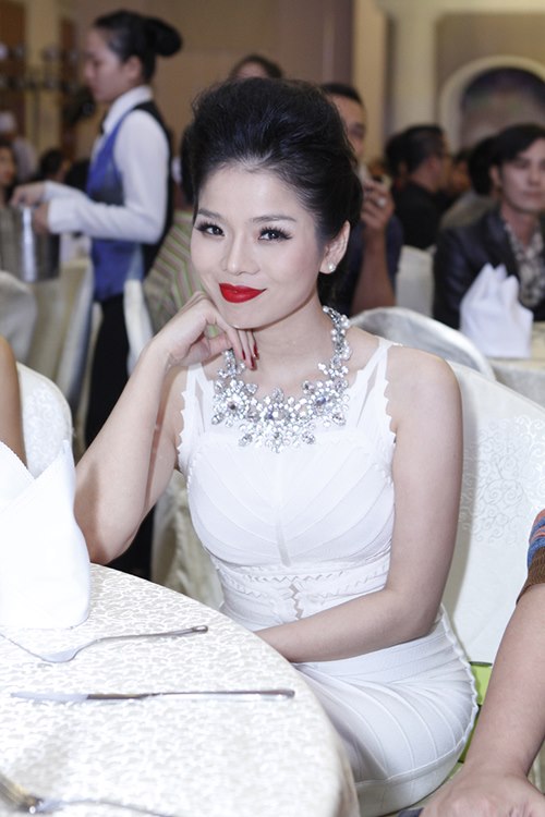 Angela Phương Trinh kiêu sa khoe lưng ong - 4