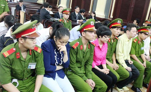 “Siêu lừa” 4.000 tỷ đồng bình thản tại tòa - 2