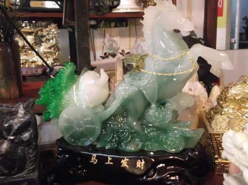 Đồ phong thủy ngựa "sốt sình sịch" trước Tết - 1