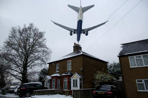 Anh: Phi cơ suýt đâm vào "đĩa bay" - 1