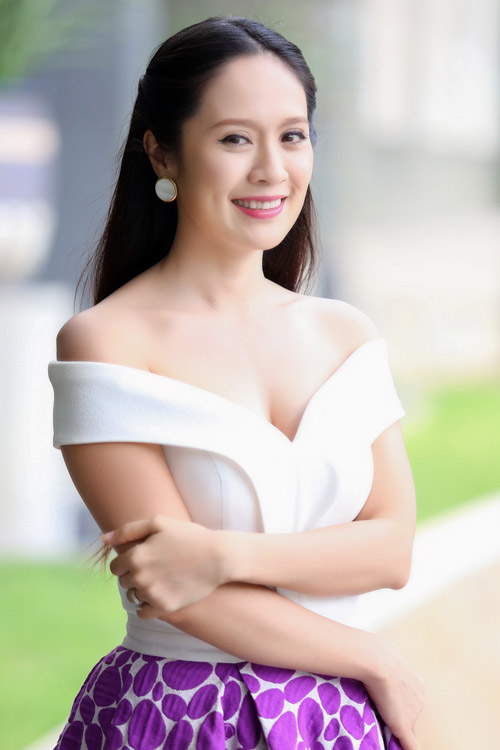 Thanh Thúy trễ tràng khoe vai trần - 4