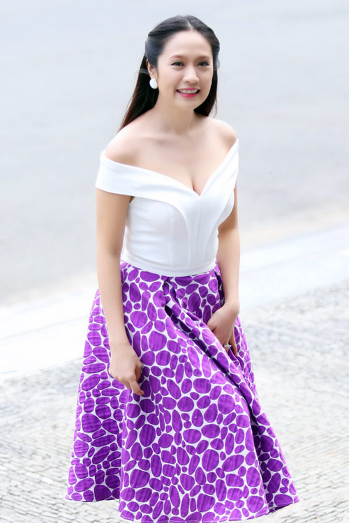 Thanh Thúy trễ tràng khoe vai trần - 6