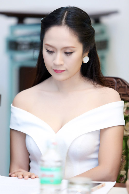 Thanh Thúy trễ tràng khoe vai trần - 7