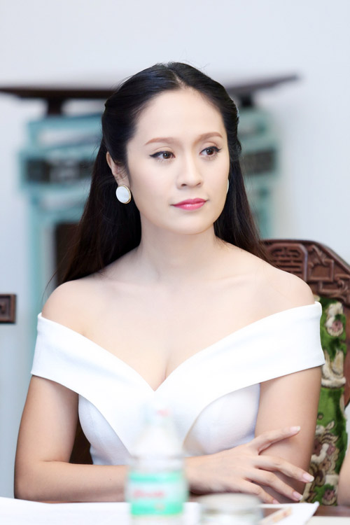 Thanh Thúy trễ tràng khoe vai trần - 8