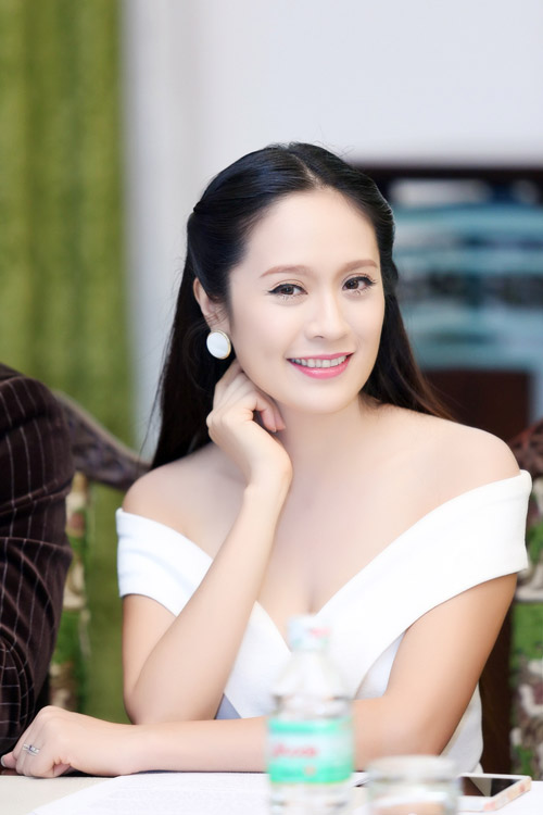 Thanh Thúy trễ tràng khoe vai trần - 10