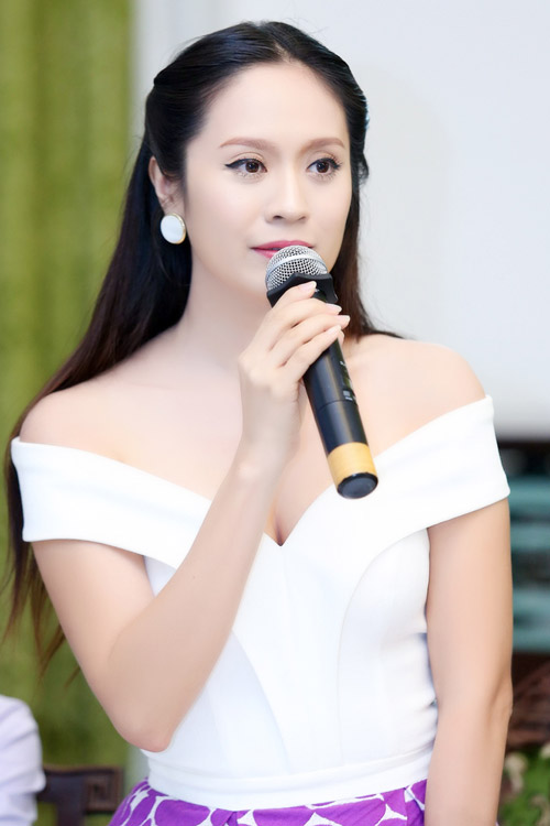 Thanh Thúy trễ tràng khoe vai trần - 11