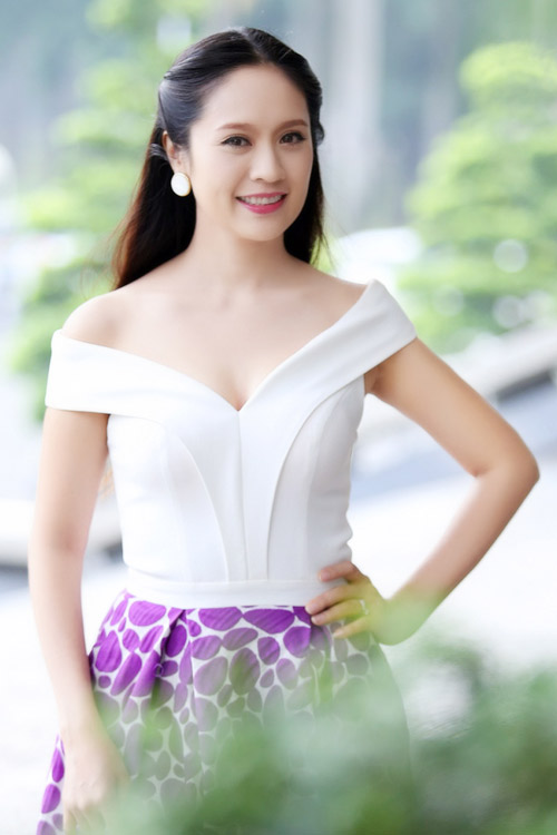 Thanh Thúy trễ tràng khoe vai trần - 2