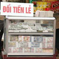 Tài chính - Bất động sản - Đổi tiền lẻ: NH thờ ơ, giao dịch "chui" tha hồ "chặt chém"