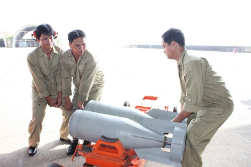 Oai hùng Su 30MK2 của VN diễn tập bắn ném - 4