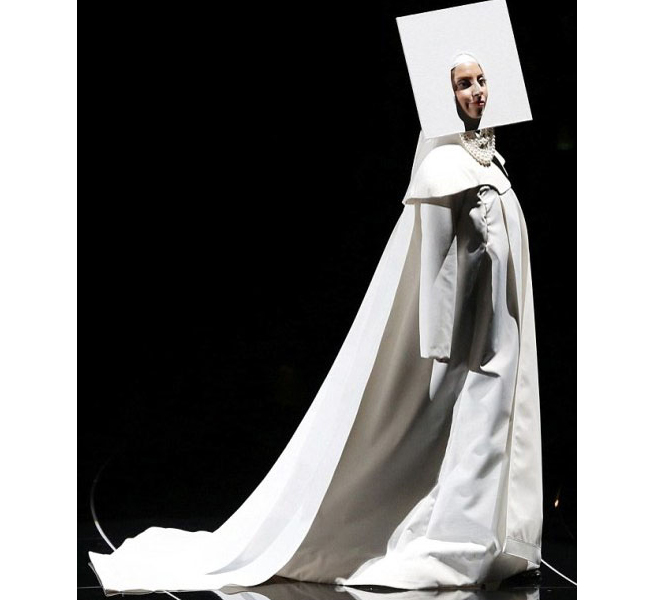 Sân khấu Barclay Center từng nóng bỏng với tiết mục mở màn của Lady Gaga. Hết cởi rồi mặc, dường như nữ ca sĩ đang trưng bày tủ quần áo nhà mình trên sân khấu. Lady Gaga xuất hiện với trang phục quái đến khó hiểu
