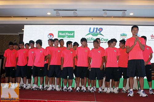 Nghe U19 Việt Nam trổ tài hát tiếng Anh - 5