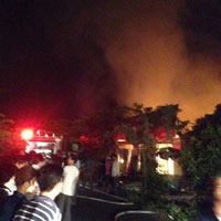 Tin tức trong ngày - Đốt nến rồi bỏ đi, tiệm tạp hóa cháy rụi