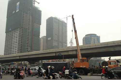 Hà Nội: Lật container 10 tấn giữa đường - 2