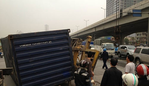 Hà Nội: Lật container 10 tấn giữa đường - 3