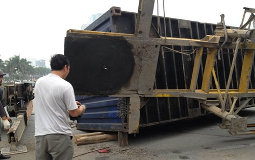 Hà Nội: Lật container 10 tấn giữa đường - 4