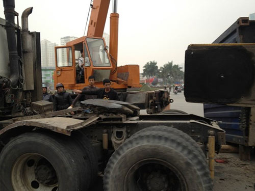 Hà Nội: Lật container 10 tấn giữa đường - 5