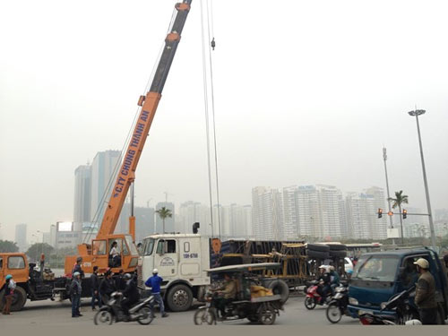 Hà Nội: Lật container 10 tấn giữa đường - 6