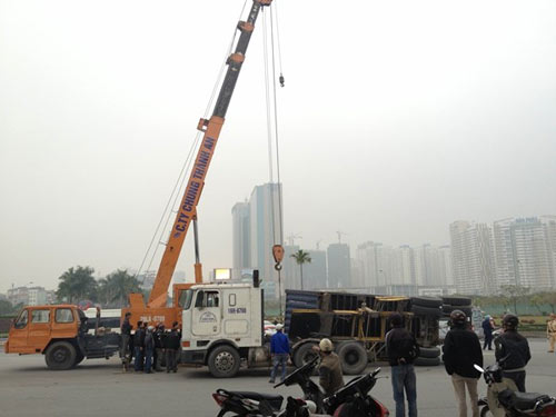 Hà Nội: Lật container 10 tấn giữa đường - 7