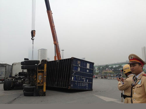 Hà Nội: Lật container 10 tấn giữa đường - 8