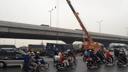 Hà Nội: Lật container 10 tấn giữa đường - 1