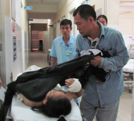 Đạp xe đến trường, nữ sinh bị chém nhập viện - 1
