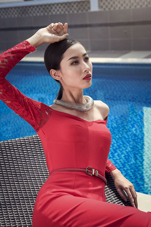 Mẫu gầy khoe vẻ mong manh dưới nước - 16