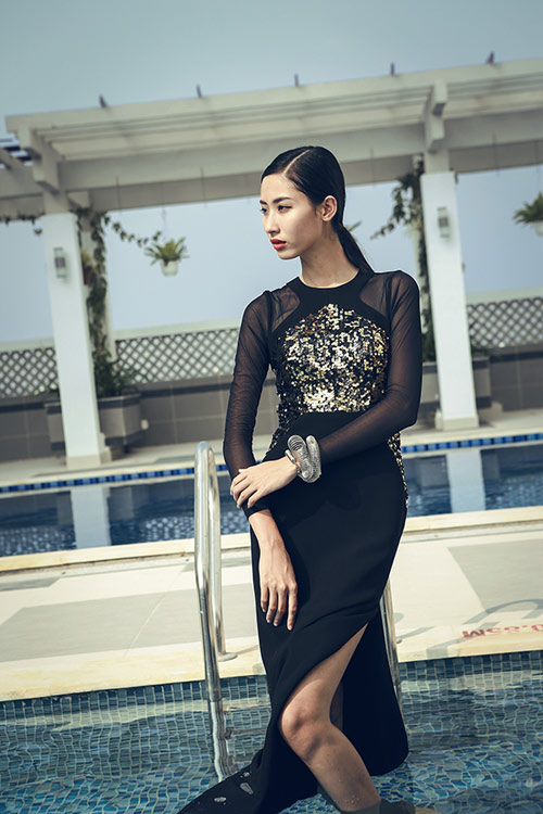 Mẫu gầy khoe vẻ mong manh dưới nước - 11