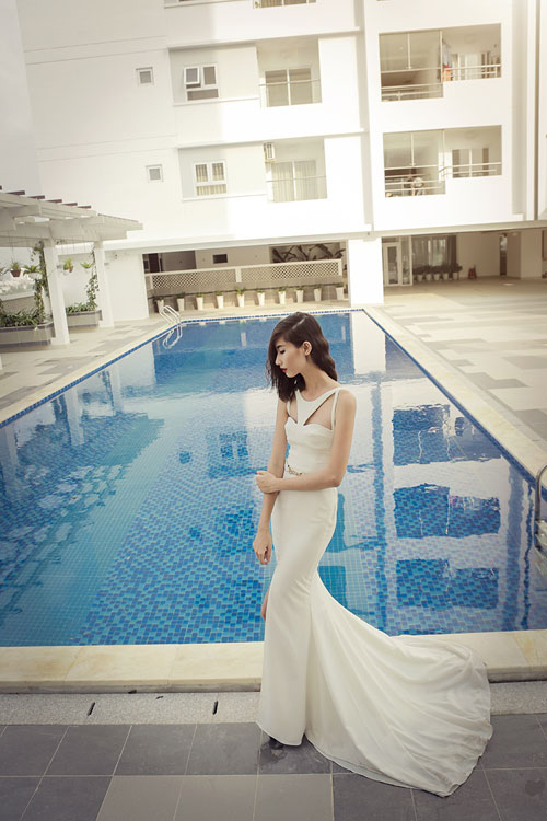Mẫu gầy khoe vẻ mong manh dưới nước - 9