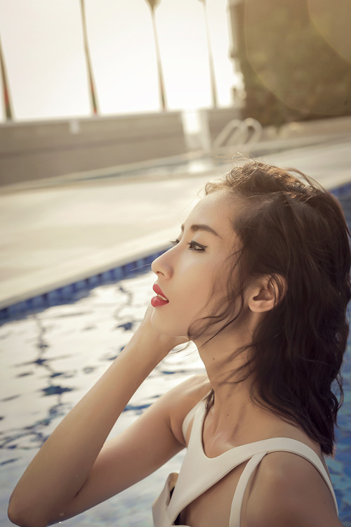 Mẫu gầy khoe vẻ mong manh dưới nước - 3