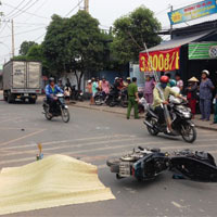 Pháp luật - Bị cô gái đuổi, cướp lao vào xe tải tử vong