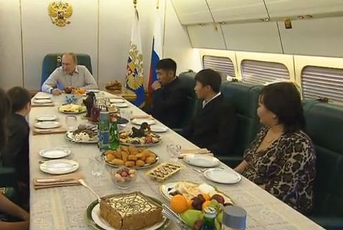 Ông Putin ăn tối với người dân trên chuyên cơ - 1