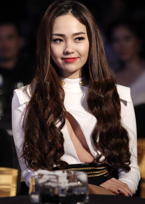 Eo thon, ngực đầy hút mắt của mỹ nhân Việt - 10