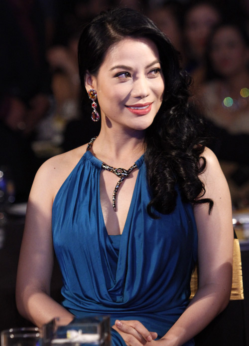 Eo thon, ngực đầy hút mắt của mỹ nhân Việt - 4