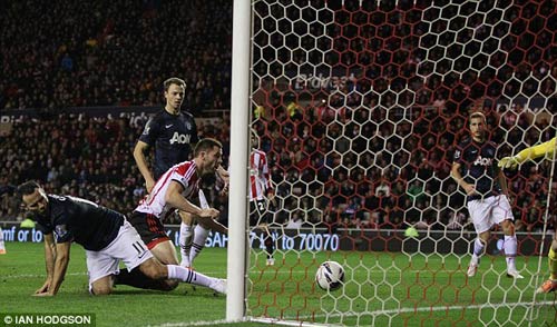 Moyes - United tới đâu, bóng Sir Alex phủ đó - 2
