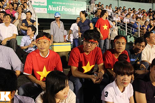 CĐV lặng người vì U19 VN thua đậm - 5