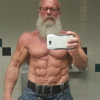 Thể thao - Ông lão 62 tuổi khoe cơ bắp "6 múi'