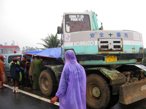 Bị gàu máy xúc va vào đầu, 1 phụ nữ tử vong - 2