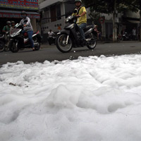 Tin tức trong ngày - TPHCM: Bọt trắng bỗng nhiên đùn ra đầy đường