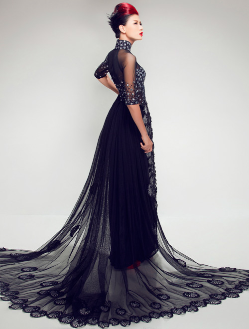 Trang Trần lộng lẫy áo dài chim công - 2