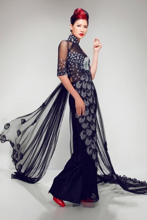Trang Trần lộng lẫy áo dài chim công - 9