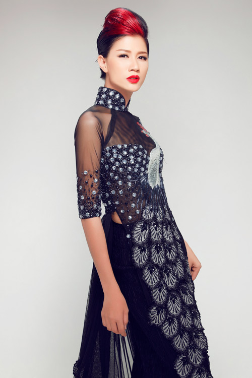Trang Trần lộng lẫy áo dài chim công - 6