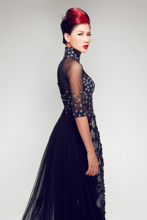 Trang Trần lộng lẫy áo dài chim công - 4