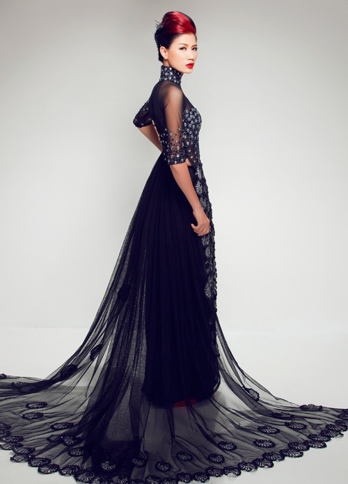 Trang Trần lộng lẫy áo dài chim công - 3