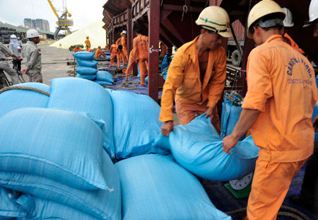 Xuất khẩu gạo 2014: Cạnh tranh khốc liệt về giá - 1